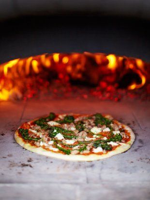 Jamie Oliver - Pizza Dough Recipe for Wood fired pizza ovens Pizza Business, Mocktail Bar, Pizza Oven Recipes, Pizza Bread Recipe, Sausage Meatballs, Jamie Oliver Recipes, Door Kitchen, Fire Pizza, Homemade Pizza Dough