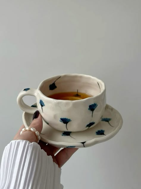 Diy Clay Cup, Ceramic Mug Ideas Handmade, Ceramic Cups Handmade Mugs, Useful Clay Ideas, Useful Ceramics Ideas, Cup Of Tea Aesthetic, Ceramic Mugs Ideas, Aesthetic Tea Cup, Cute Pottery Ideas