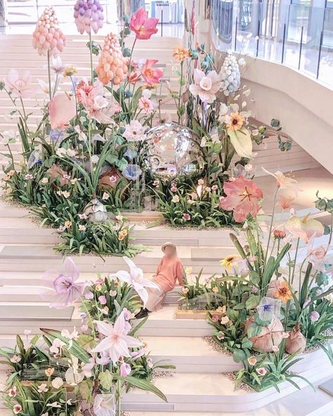 Hana Form (@hanaform) posted on Instagram • May 1, 2022 at 12:02am UTC Flowers Installation, Projection Design, Flowers Display, Events Decorations, Jewelry Store Displays, Exhibition Ideas, Floral Installations, Visual Merchandising Displays, Wedding Post