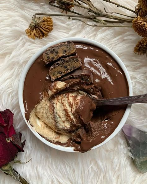 Leigha on Instagram: "Chocolate frosted cookie dough pudding oats Good morning everyone, it has been a while since I have made some blended oats for breakfast but I have been seeing so much I needed to make some. I like to call them pudding oats because that is what the smooth texture reminds me of hahaha. This is my go to recipe below. 🫶 base- 50 g oat flour 20 g @nufyx vanilla pea protein 60 g yogurt 80 ml plant milk 10 ml agave some mini chocolate chips chocolate top- 2 Tbs cocoa powder 2 Tbs hot water 1 Tbs yogurt 1 tsp agave With a @misfitshealth chocolate chip cookie dough protein bar on top (code LEIGHA to save $$$) Mix all base ingredients together and pour into ramekin, make chocolate frosting and pour over top. Let rest in refrigerator over night and enjoy the next day, o Oats Pudding, Oat Pudding, Over Night Oats With Pudding, Oats With Chocolate, Chocolate Protein Oats, Oats Chocolate, Chocolate Blended Oats, Oats Recipe, Blended Oats