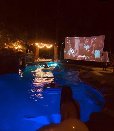 Movie By The Pool, Pool Movie Night, Outside Projector, Pool Cinema, Neon Pool Parties, Pool Movie, Backyard Movie Party, Night Pool Party, Sweet Sixteen Birthday Party Ideas