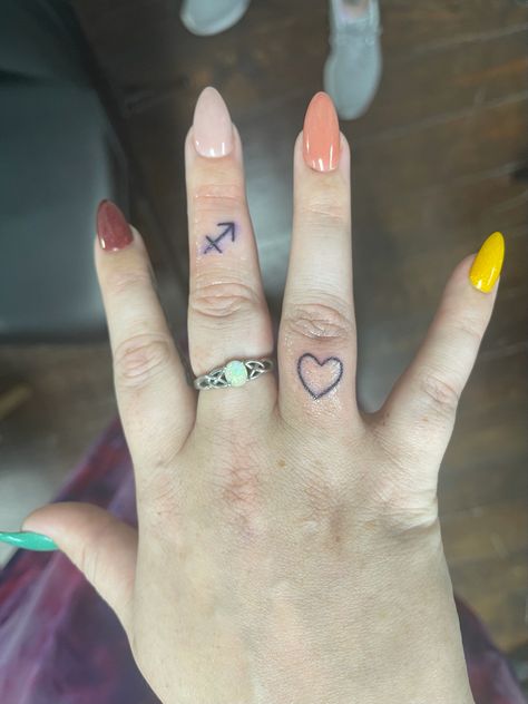 Sagittarius Tattoo On Finger, Sagittarius Tattoo Finger, Sagittarius Finger Tattoo, Sagittarius Hand Tattoo, Tattoo Zodiac, Sagittarius Tattoo, Red Tattoos, Finger Tattoo, Finger Tattoos