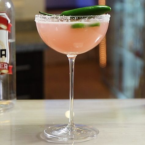 Jalapeño Martini, Cocktail Recipes Vodka, Martini Flavors, Blueberry Martini, Classic Vodka Cocktails, Sweet Cocktail, Spicy Cocktail, Raspberry Vodka, Vodka Lemonade