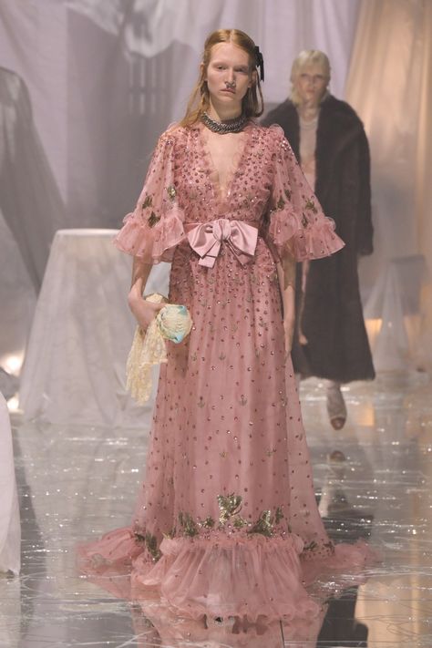 Valentino Spring 2025 Ready-to-Wear Collection at Paris Fashion Week Melissa Core, Guest Wedding Attire, Runway Moments, Valentino Runway, Pastel Cakes, Valentino Collection, Valentino Fashion, Spring 2025, Show Collection