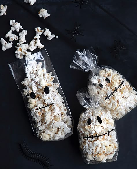 Halloween Barn, Halloween Mad, Halloween Mats, Halloween Popcorn, Halloween Party Decor Diy, Vegan Halloween, Birthday Party Snacks, Halloween Fest, Creepy Christmas