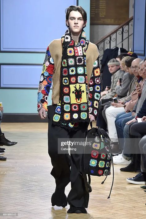 A model walks the runway at the J.W.Anderson Autumn Winter 2017... News Photo - Getty Images Model Walks, Mens Fashion Week, J W Anderson, 2017 Fashion, Jw Anderson, Menswear Fashion, Mens Fall, Fashion 2017, Needlework