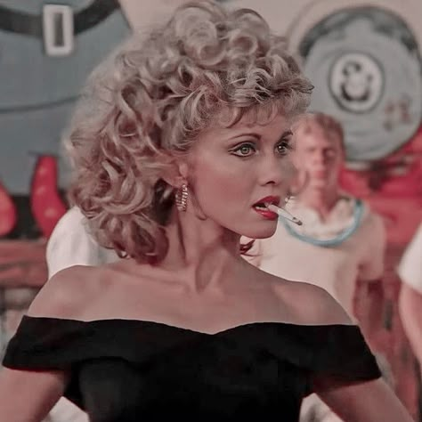 Sandy From Grease Hair Tutorial, Greaser Girl Hairstyle, 50s Aesthetic Greaser, Greaser Girl Aesthetic, Greaser Aesthetic Girl, Greaser Girl Costume, 50s Greaser Girl, Grease Cosplay, Sandy Grease Hair