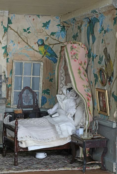 Dollhouse Bedroom Ideas, Victorian Dollhouse Interior, Painting Dollhouse, Gray Painted Walls, Dollhouse Bed, Dollhouse Bedroom, Miniature Things, Antique Dollhouse, Room Boxes