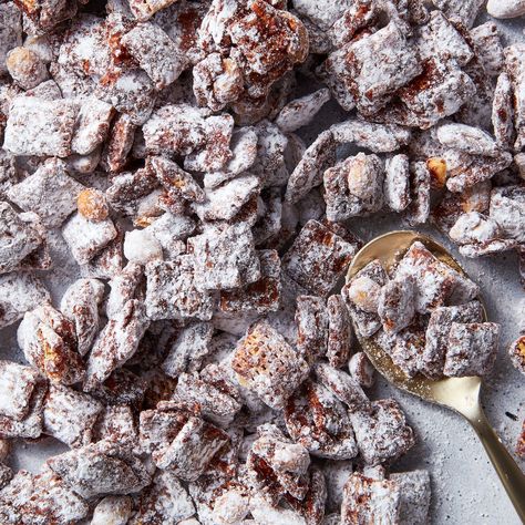 Delish Snickers Puppy Chow, Best Puppy Chow Recipe, Perfect Roast Beef, Fall Appetizers Easy, Peanut Snack, Chex Mix Puppy Chow, Fall Cake Recipes, Fried Goat Cheese, Puppy Chow Recipes