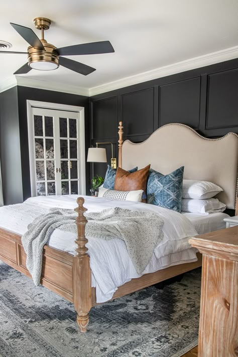 A plain, dated master bedroom gets a modern vintage makeover with moody black paint, modern pillows, vintage style furniture, and budget DIY grid molding focal wall. Wallpaper Master Bed, Moody Modern Vintage, Four Poster Bedroom Ideas, Vintage Style Furniture, Vintage Makeover, Moody Modern, Bedroom Dark, Trim Ideas, Cozy Bedrooms