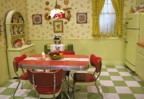 70s Set Design, Pushing Daisies Aesthetic, 50s Home Aesthetic, Retro Set Design, Nostalgic Decoration, 1940's Kitchen, 50s House, Top Kitchen Table, 1940s Kitchen