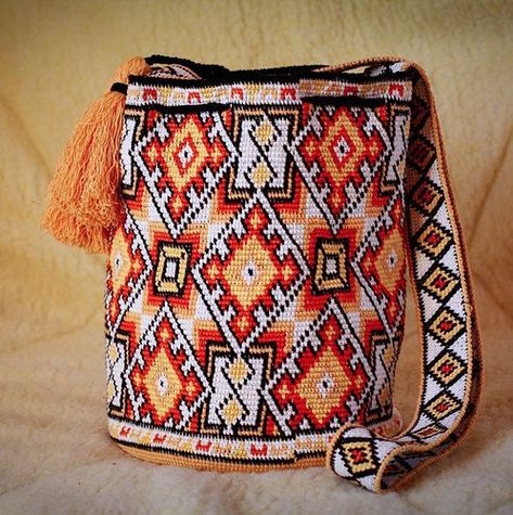 Mochilla Bag, Crochet Small Bag, Wayuu Bags Pattern, Needle Weaving, Mochila Crochet, Bag Styles, Mochila Bag, Handmade Crochet Bags, Tapestry Bag