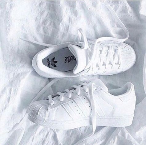 Pinterest: @blueshawde ❤️ Sneakers Adidas Superstar, Looks Adidas, Adidas White Shoes, Adidas Superstar Women, Adidas White Sneakers, Look Adidas, Adidas Fashion, Nike Free Shoes, Adidas Outfit