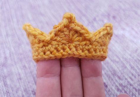 Teeny weeny miniature crocheted crowns - Completed Projects - the Lettuce Craft Forums Crochet A Crown, Crochet Doll Crown Free Pattern, Mini Crochet Party Hat, Crochet Small Crown, Tiny Crochet Accessories, Crochet Hats For Amigurumi, Amigurumi Crown Free Pattern, Crochet Mini Crown Free Pattern, Crochet Minatures Free Pattern