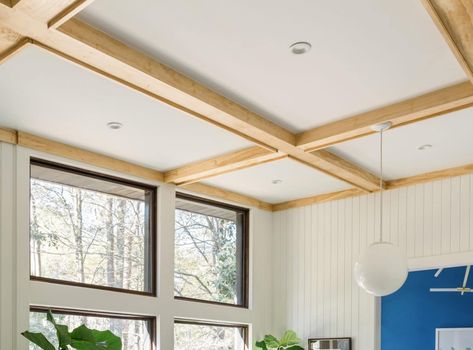 DIY Coffered ceilings, home renos - coffered ceiling or box beam with softwood lumber. Step by step home renovations instructions with pictures Coffered Wall, Textured Accent Wall, Coffer Ceiling, Installing Light Fixture, Box Beam Ceiling, Basic Carpentry, Rafter Square, Dining Room Updates, Drywall Installation