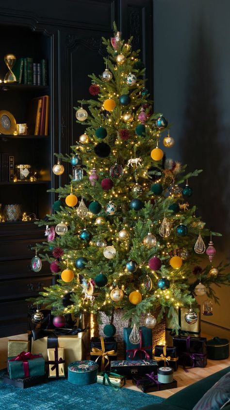 Christmas Tree Inspo, Christmas Tree Decorating Themes, Christmas Decor Inspiration, Outfit Christmas, Christmas Interiors, Christmas Tree Inspiration, Christmas Tree Ideas, Nails 2023, Colorful Christmas Tree