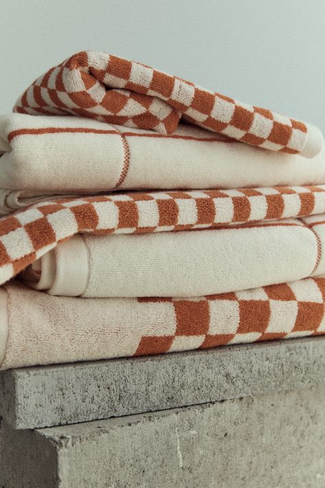 The Grid Collection explores the interplay of scale and print, combining a uniform grid with the signature checkerboard from BAINA. Captured by Hannah Scott-Stevenson. Bath Time Routine, Time Routine, Going Shopping, Contrasting Colours, Cotton Bath Towels, Grid Pattern, Everyday Objects, Bath Time, Cotton Towels