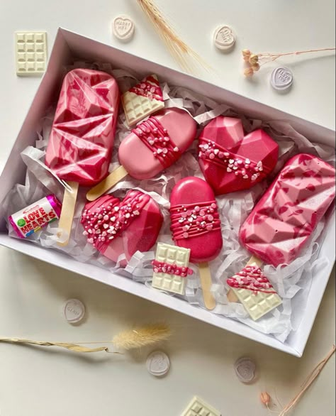 Valentine Cakecicles, Cakecicles Valentines Day, Box San Valentin, Valentines Bakery Ideas, Valentines Cakesicles, Valentines Cakesicles Ideas, Valentines Dessert Box Ideas, Valentine Sweets, Valentine’s Day Dessert Box Ideas