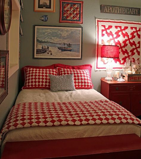 Red and White bedroom Country Bedrooms, Cozy Little House, Small House Living, Two Color Quilts, White Quilts, Red And White Quilts, Quilts Decor, Bedroom Red, Red Quilts