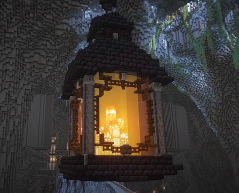 Minecraft Lantern House, Minecraft Floating Lantern, Minecraft Lantern Designs, Minecraft Medieval Street, Minecraft Street Lamp, Minecraft Sculptures, Minecraft Lamp Post, Lamp Minecraft, Minecraft Lighting Ideas