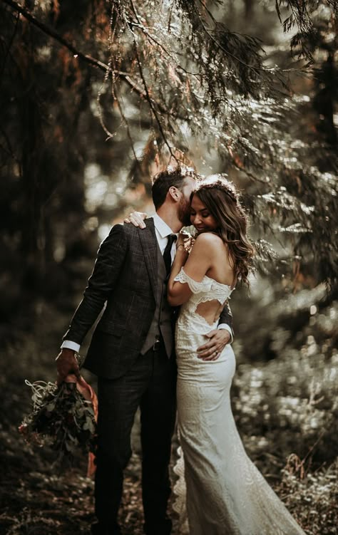 Enchanted Forest Wedding Photography, Bride And Groom Pictures Woods, Forest Wedding Poses, Woodland Wedding Photography, Woods Wedding Photography, Forest Wedding Shoot, Wedding Photo Ideas Forest, Wooded Wedding Photos, Wedding Portraits Outdoor