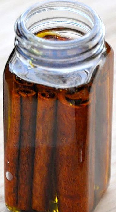 Oil Spells, Cinnamon Scented Pinecones, Diy Cinnamon, Scented Pinecones, Cinnamon Oil, Diy Oils, Infused Oils, Oil Uses, Essential Oil Recipes