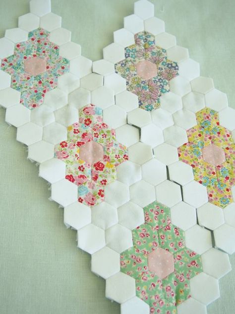 @ Pretty by Hand - Beautiful WIP - hexagon diamonds Hexagon Quilting, Hexie Quilts Patterns, Hexagon Quilt Pattern, Hexie Quilts, Hexagon Patchwork, Hexie Quilt, Hexagon Quilts, English Paper Piecing Quilts, Hexagon Diamond