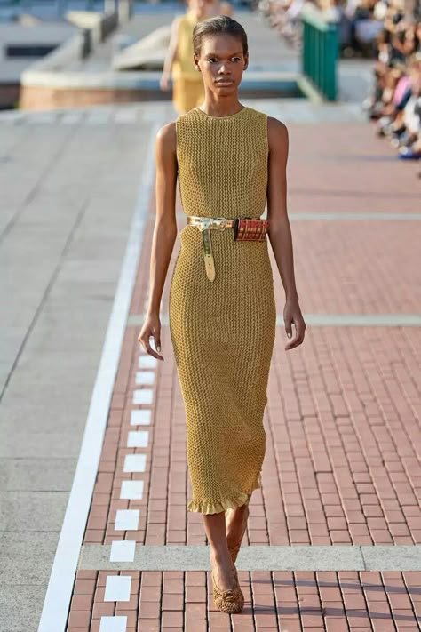 Outfit Essentials, Vogue Knitting, Knitwear Fashion, Summer Knitting, Fashion Weeks, Knitted Dress, Vogue Fashion, Fashion Show Collection, Fashion 2020