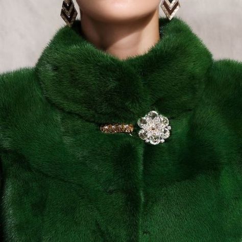 Evergreen Christmas, Green Fur, Christmas Cottage, Design Moda, Color Collection, Holiday Fashion, Look Chic, Green Fashion, Shades Of Green