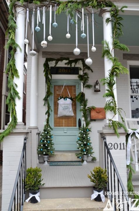 Christmas porch tour. Christmas Front Porch, Christmas Porch Decor, Diy Outdoor Decor, Christmas Decorations Diy Outdoor, Coastal Christmas, Christmas Porch, Front Porch Christmas Decor, Decor Minimalist, Holiday Inspiration