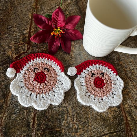 Christmas Coaster Crochet Patterns, Santa Coasters Crochet, Winter Crochet Coasters, Crochet Christmas Decor Ideas, Crochet Christmas Items, Crochet Coasters Christmas, Gifts To Crochet For Friends, Crochet Ideas For Christmas, Christmas Crochet Coasters