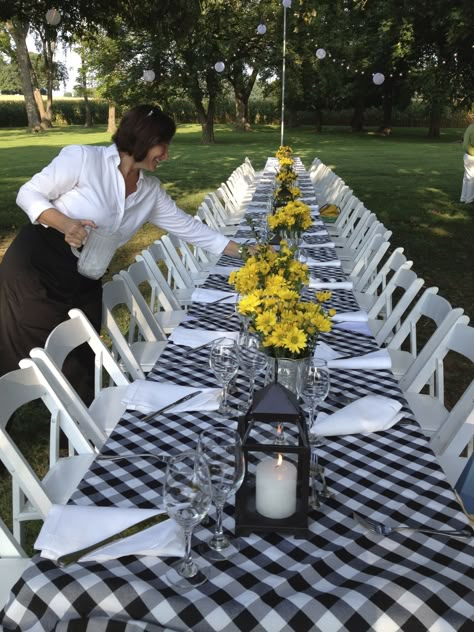 Black And White Picnic Decor, Backyard Birthday Dinner, Rehearsal Dinner Picnic, Family Reunion Picnic, Engagement Party Bbq, Picnic Table Decor, Rehearsal Dinner Inspiration, Picnic Party Decorations, Church Picnic