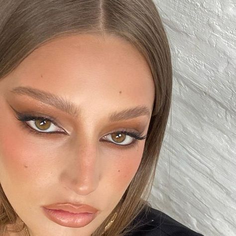 india valerie on Instagram Fall Make Up Aesthetic, Fall Makeup Aesthetic, Brown Makeup Aesthetic, Chic Makeup Looks, Glam Makeup Aesthetic, Fall Eyeshadow Looks, Bronze Makeup Look, Staring Contest, Light Makeup Looks