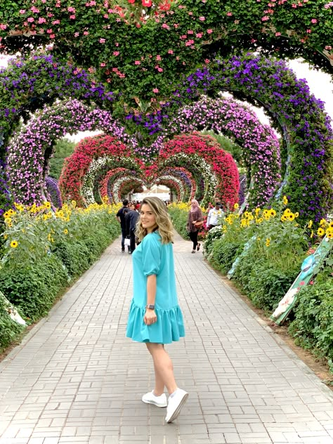 Dubai Miracle Garden Outfit Ideas, Miracle Garden Dubai Couple Photography, Dubai Miracle Garden Poses, Garden Photoshoot Outfit Ideas, Miracle Garden Dubai Photography, Poses In Dubai, Dubai Trip Outfit, Miracle Garden Dubai Outfit, Dubai Poses