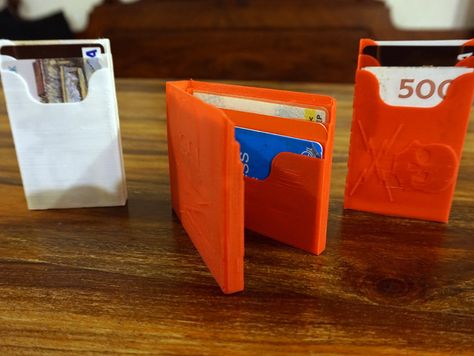 Print your own wallet! Originally designed for semi-flexible filaments such as TPE (used for the red wallets in the photos). The Mini is printable in stiffer materials (white PLA used in first photo). However, this gives a very tight fit for the cards so you might want to scale it up with a few percent. If printed in flexible materials such as TPE there is no need to scale, cards should fit perfectly as is. FlexWallet Full Best for those of you who use cash a lot. It has 6 card slots and a b... 3d Printer Pen, 3d Things, 3d Printing Business, Cnc Software, 3d Printing Art, 3d Printing Diy, 3d Printer Diy, Skull Logo, Red Wallet