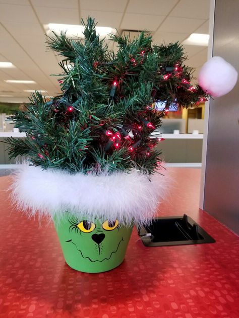 Grinch Flower Pot, Grinch Clay Pots, Clay Pot Grinch, Santa Flower Pots, Reindeer Pots Terra Cotta, Grinch Terra Cotta Pot, Winter Terra Cotta Pot Crafts, Christmas Candy Jars, Grinch Crafts