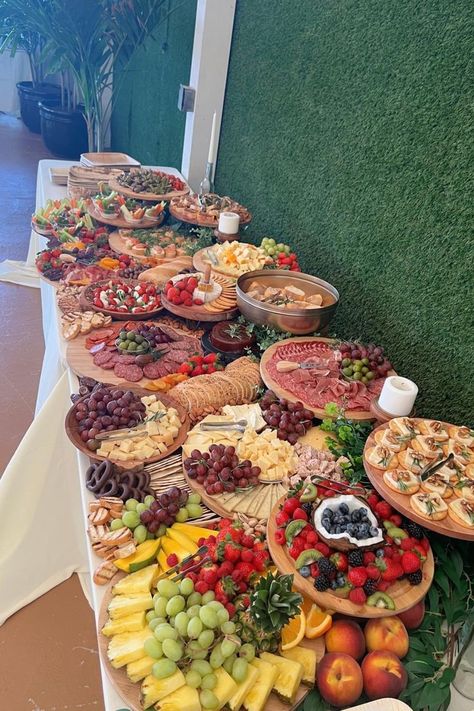 Sommer Mad, Wedding Appetizers, Party Food Buffet, Reception Food, Grazing Table, Charcuterie Inspiration, Party Food Platters, Wedding Buffet, Charcuterie And Cheese Board