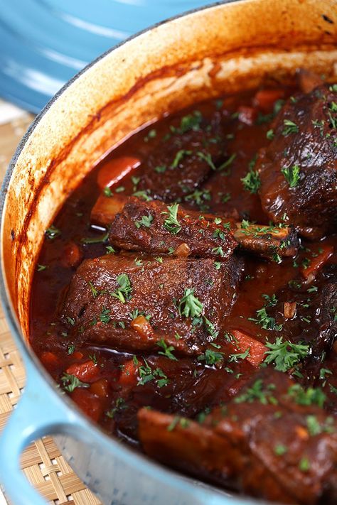 Short Ribs Dutch Oven, Le Creuset Dutch Oven Recipes, Braiser Recipes, Dutch Oven Recipe, Short Rib Recipes, Creuset Recipes, Braised Short Ribs Recipe, Chip Dips, Le Crueset