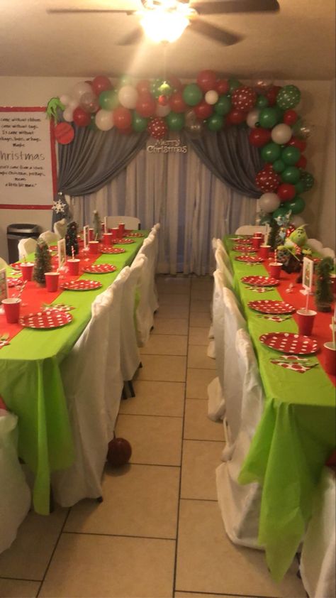 Christmas Grinch Party Decorations, Grinch Party Centerpieces Diy, Grinch Party Table, Adult Grinch Party, Christmas Party Grinch Theme, Christmas Party Set Up Ideas, Grinchmas Party Decorations, Grinch Party Table Decorations, Grinch Theme Christmas Party