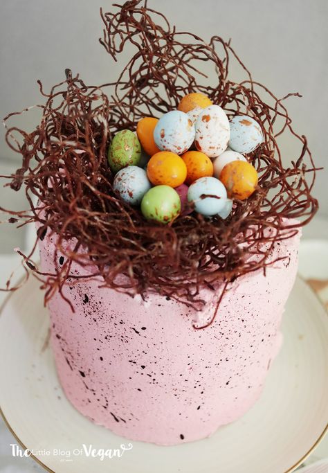 Speckled easter cake with nest recipe (ft DeDietrich) Speckled Egg Cake, Crumb Coating A Cake, Spring Soiree, Hazelnut Meringue, Easter Feast, Easter Party Food, Icing Recipes, Vegan Easter, Easter Nests