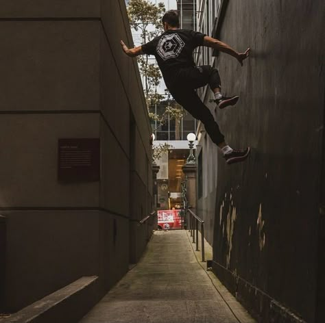 Parkour Aesthetic, Parkour Poses, Parkour Photography, City Wallpapers, Wallpapers For Phone, Robin Comics, Life In The City, Male Pose Reference, 2nd Option