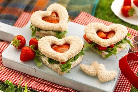 Sandwich Recipes For Kids, Sandwich Shapes, Strawberry And Cream, Heart Shaped Food, Picnic Snacks, Valentines Snacks, Healthy Sandwich Recipes, Afternoon Tea Recipes, Veggie Sandwich