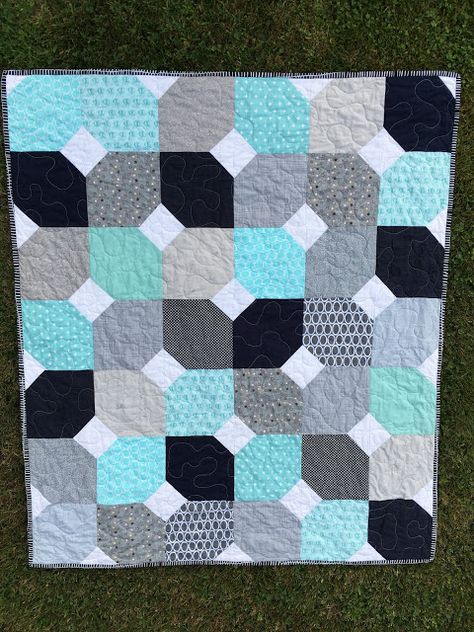 Jen's Crafts and Quilts Scrapbook: Hugs and Kisses baby quilt Hugs And Kisses Quilt, Kisses Quilt Pattern, Heart Hugs, Quilt Pattern Free, Buzzy Bee, Layer Cake Quilts, Cot Quilt, Baby Quilt Patterns, Hugs And Kisses