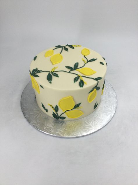 Cake With Banana Design, Cake Lemon Decoration, Lemon Birthday Cake Decoration, Lemon Decorated Cake, Lemon Cake Decoration Ideas, Lemon Theme Cake, Lemon Themed Cake, Lemon Cake Design, Yellow Cake Design