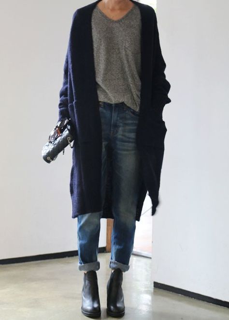 tshirt, jeans, open cardigan and boots Minimalisticky Chic, Boating Outfit, Mode Casual, Fashion Color, Mode Inspo, 가을 패션, Looks Style, Mode Inspiration, Long Cardigan