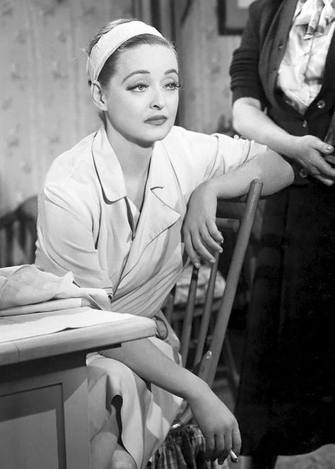 "All About Eve" Bette Davis as the iconic Margo Channing (20th Century Fox, 1950) Bette Davis Eyes, Betty Davis, All About Eve, Old Hollywood Stars, Bette Davis, Lucille Ball, Rita Hayworth, Romantic Drama, Joan Crawford