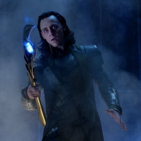 Loki Scepter, Loki Gif, Avengers Black Widow, Tom Hiddleston Funny, Shakespeare In The Park, Loki Avengers, Avengers 2012, Oki Doki, Crimson Peak