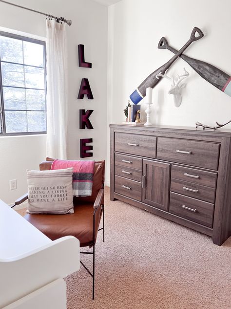 Vintage antique meets new, modern lake room. Murphy bed, luxurious furniture and bedding, fun kids decor Lake Bedroom Ideas, Lake House Kids Room, Lake House Bedroom Decor, Cabin Bedrooms, Lake Bedroom, Modern Rustic Cabin, Theme House, Lakehouse Bedroom, Lake Theme