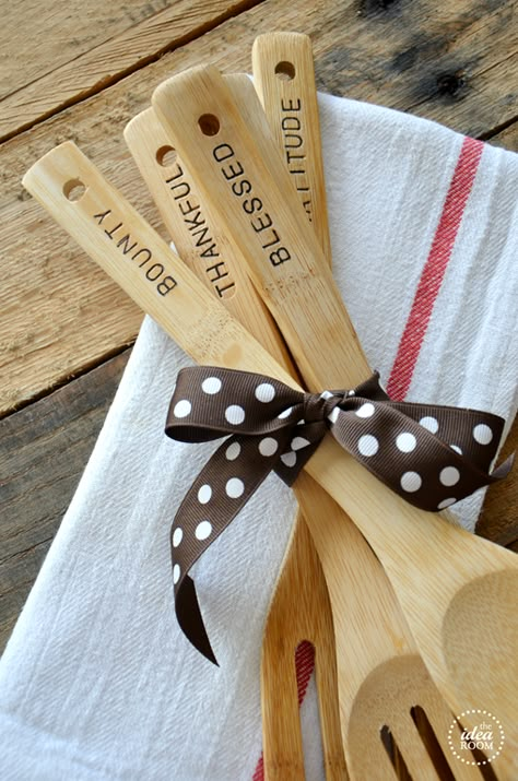 Hand stamped wooden spoons for a hostess gift or Christmas gift | theidearoom.net Easy Homemade Christmas Gifts, Hostess Gifts Thanksgiving, Thanksgiving Hostess, Idea Room, Wooden Utensils, Homemade Christmas Gifts, Photo Tutorial, Gift Handmade, Homemade Christmas