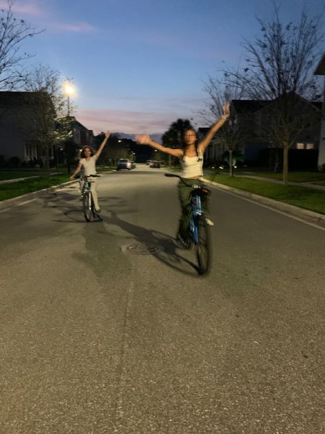 Aesthetic Bike, Night Bike Ride, Summer Bike, Summer Plans, Summer Goals, Summer Friends, Foto Poses, Friend Poses, Summer Bucket Lists